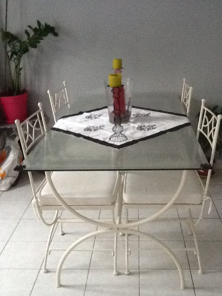 table en verre et fer forges avec 4 chaise bonne etat 90 L'Ha�-les-Roses (94)
