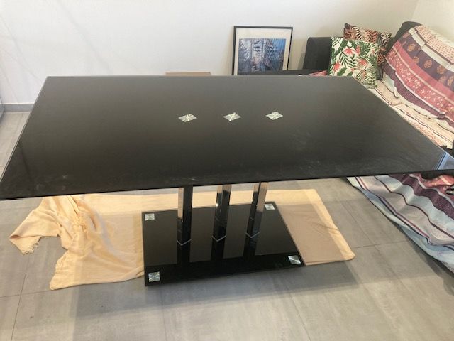 Table en verre noir, 50 Toulon (83)