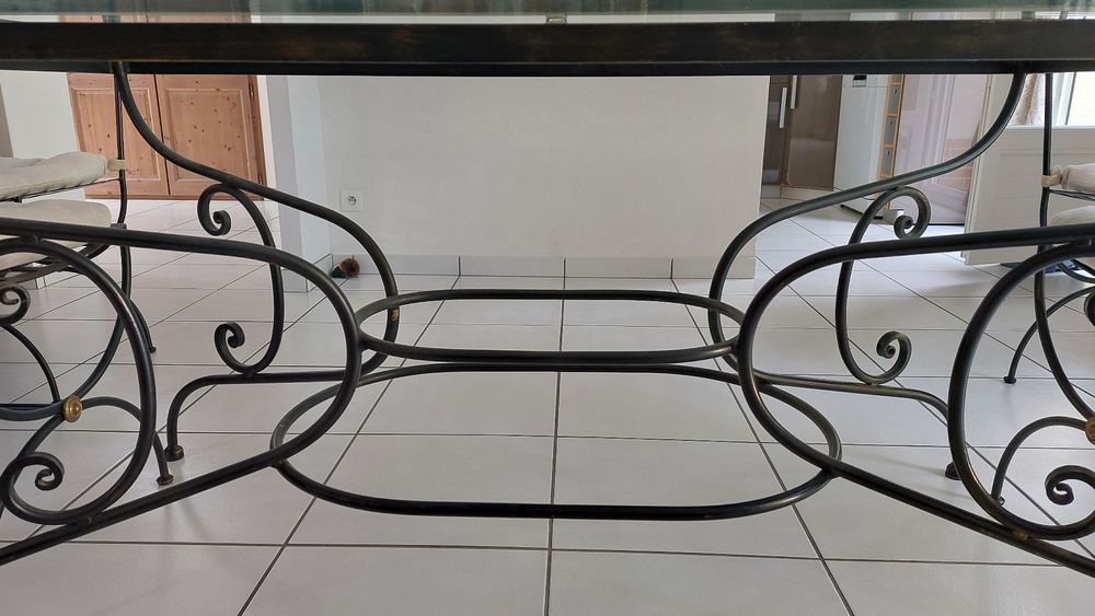 Table en verre et pied en fer forg� 200 La Rochette (77)