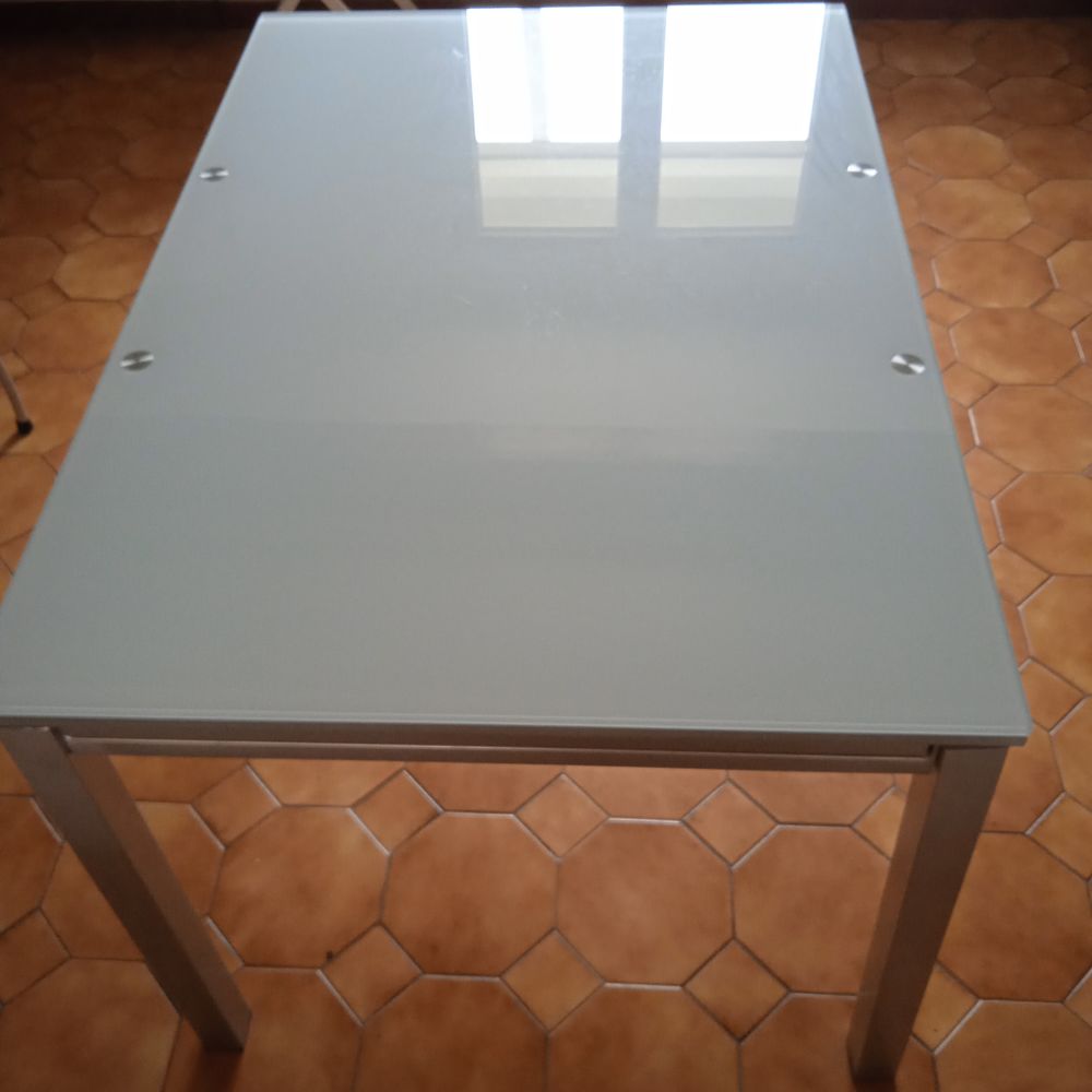 Table en verre poli, moderne et ses chaises 90 Entraigues-sur-la-Sorgue (84)