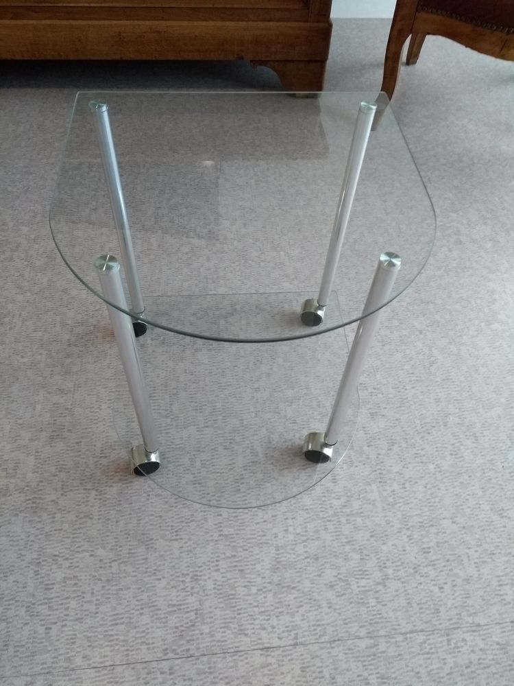 TABLE EN VERRE SUR ROULETTES . 20 Corbas (69)
