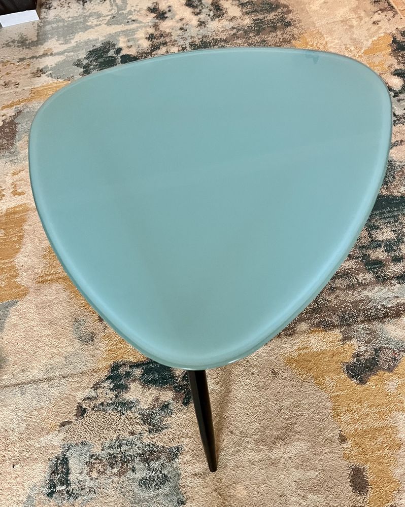 Table en verre vintage triangulaire des ann�es 1950/60
145 Saint-C�zaire-sur-Siagne (06)