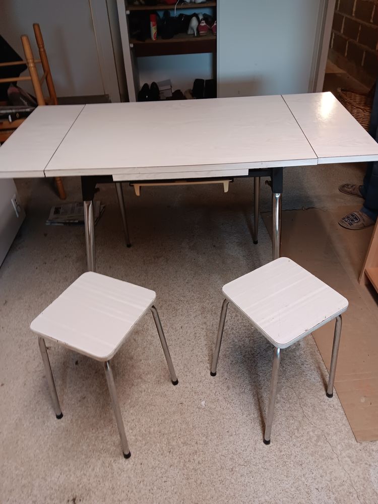 Table vintage en formica avec deux rallonges
2 tabourets 50 Saint-Pierre-le-Mo�tier (58)