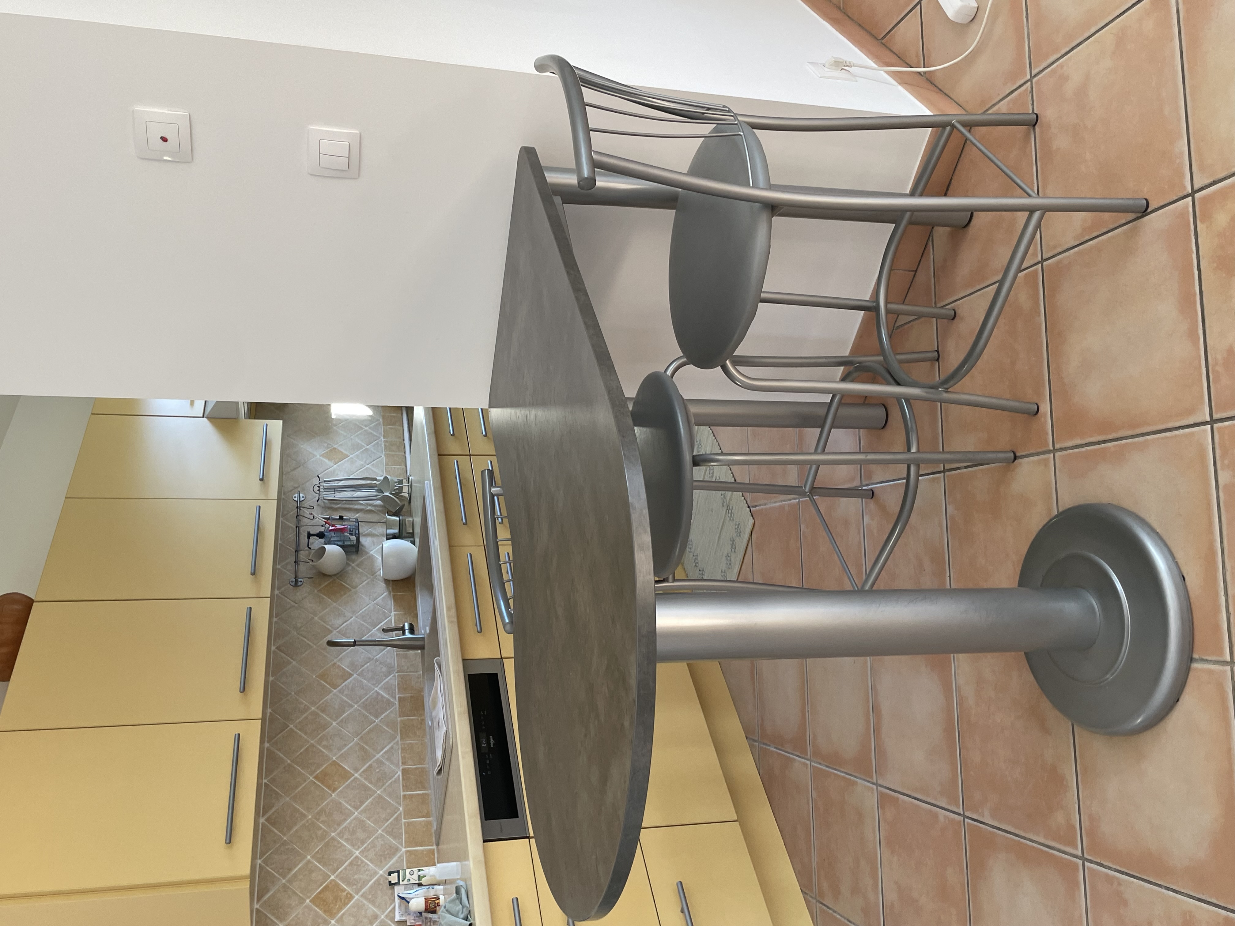 Table  �bar�  100 Saint-Andiol (13)