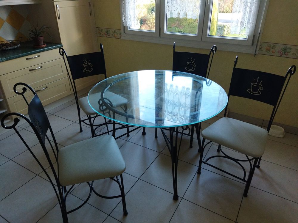 TABLE 150 Ch�teaugiron (35)