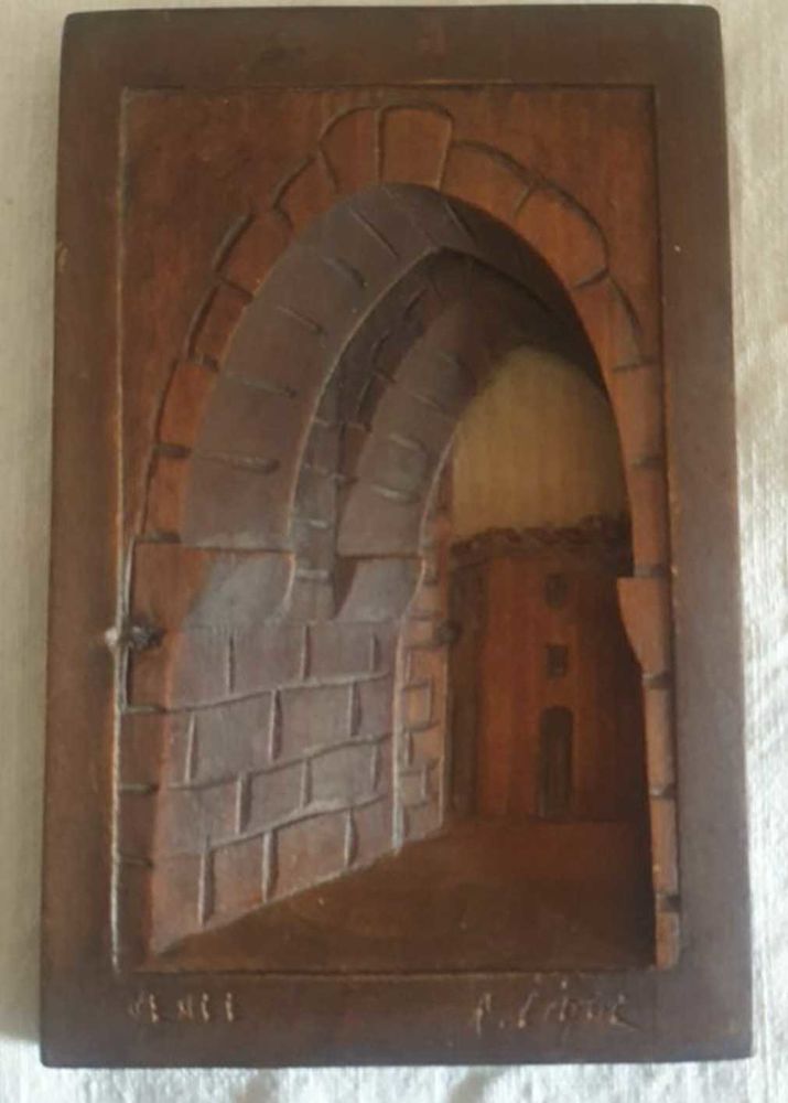 Tableau en bois en relief, porte de la ville de Vence, R LIQUE 35 Nancy (54)