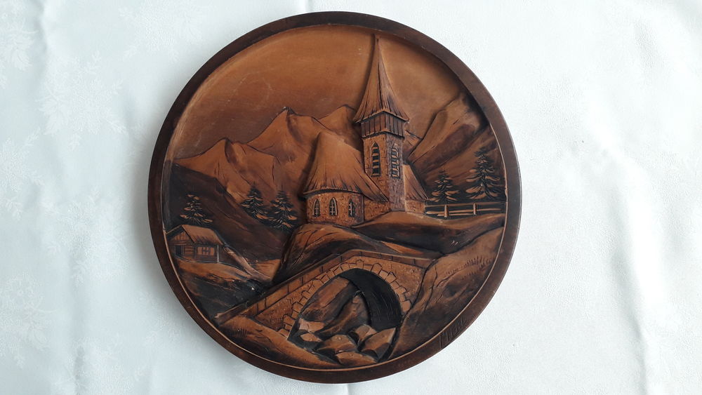  Tableau en bois sculpt� motif montagnard
sign� CLEAL 
35 Salon-de-Provence (13)