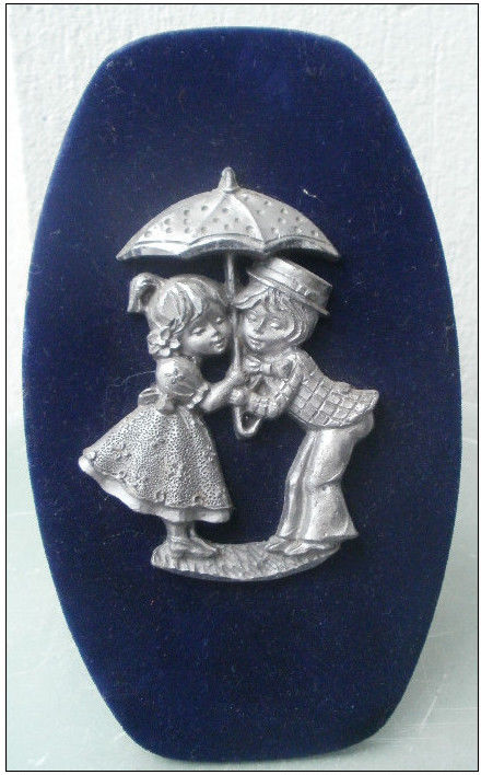 Tableau en �tain sur velours bleu (enfants sous parapluie) 8 Montauban (82)