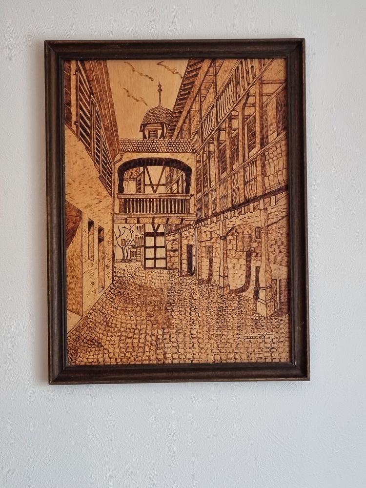 Tableau pyrogravure sur bois Strasbourg Cour du corbeau 40 Haguenau (67)