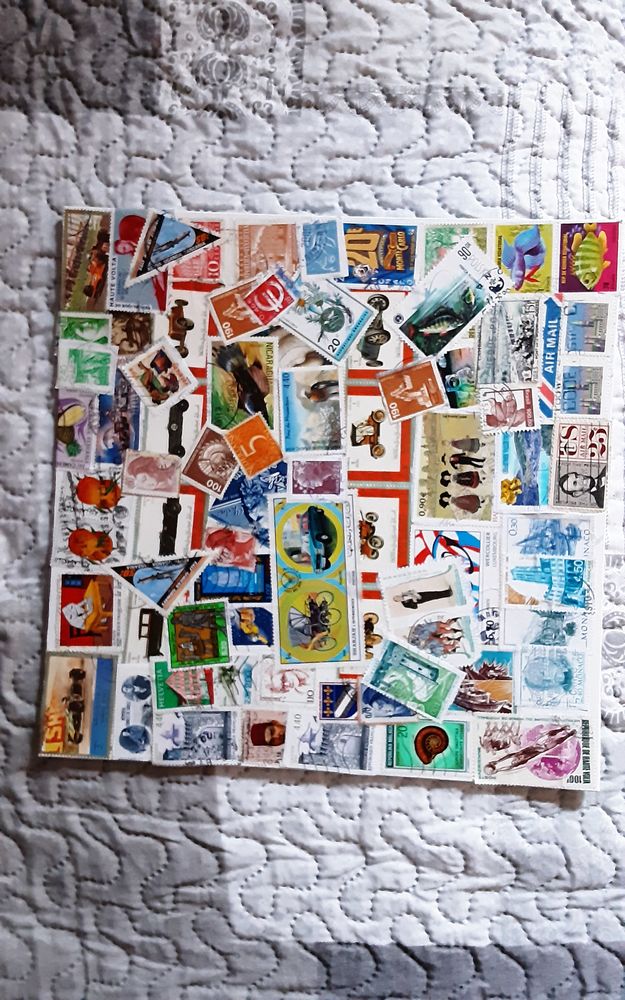 tableau en toile coton 25x25cm avec vieux timbres vernis 15 Villeneuve-Saint-Georges (94)