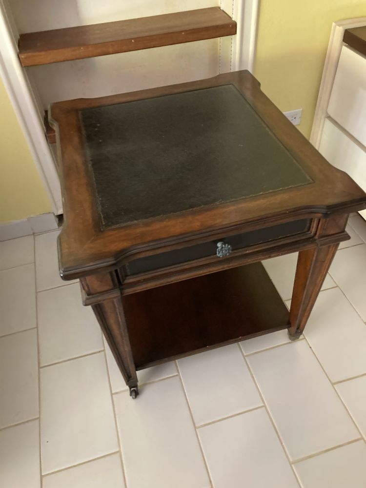 Tables d'appoint salon / Tables de chevet 
Dessuis cuir 150 Saint-Martin (97)