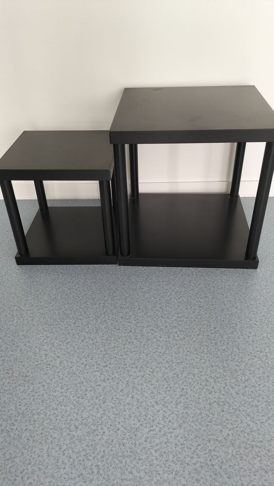 2 tables basses carr�es noires ,lot : 20 �. 20 Brest (29)