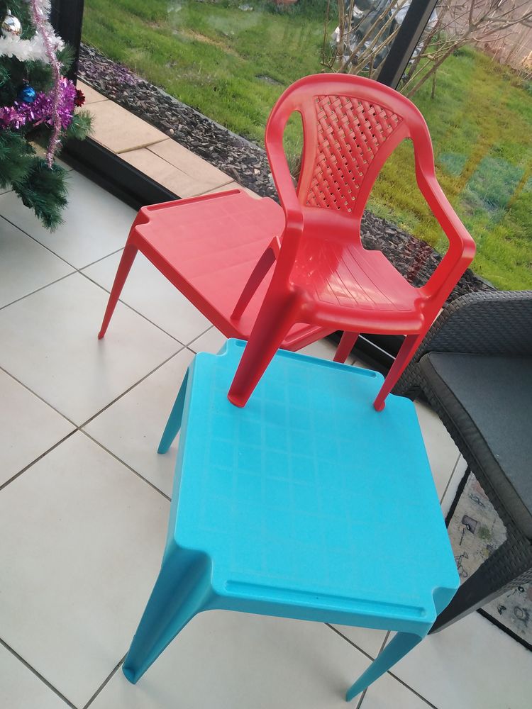 Tables et chaise en plastique 15 Roville-aux-Ch�nes (88)