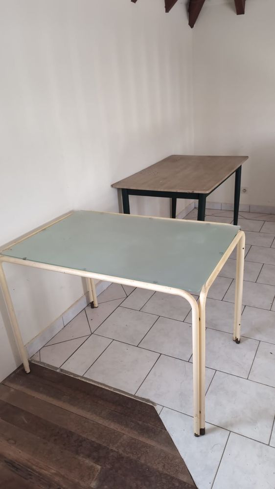 tables et chaises, donne diff�rentes affaires 92 Sainte-Anne (97)