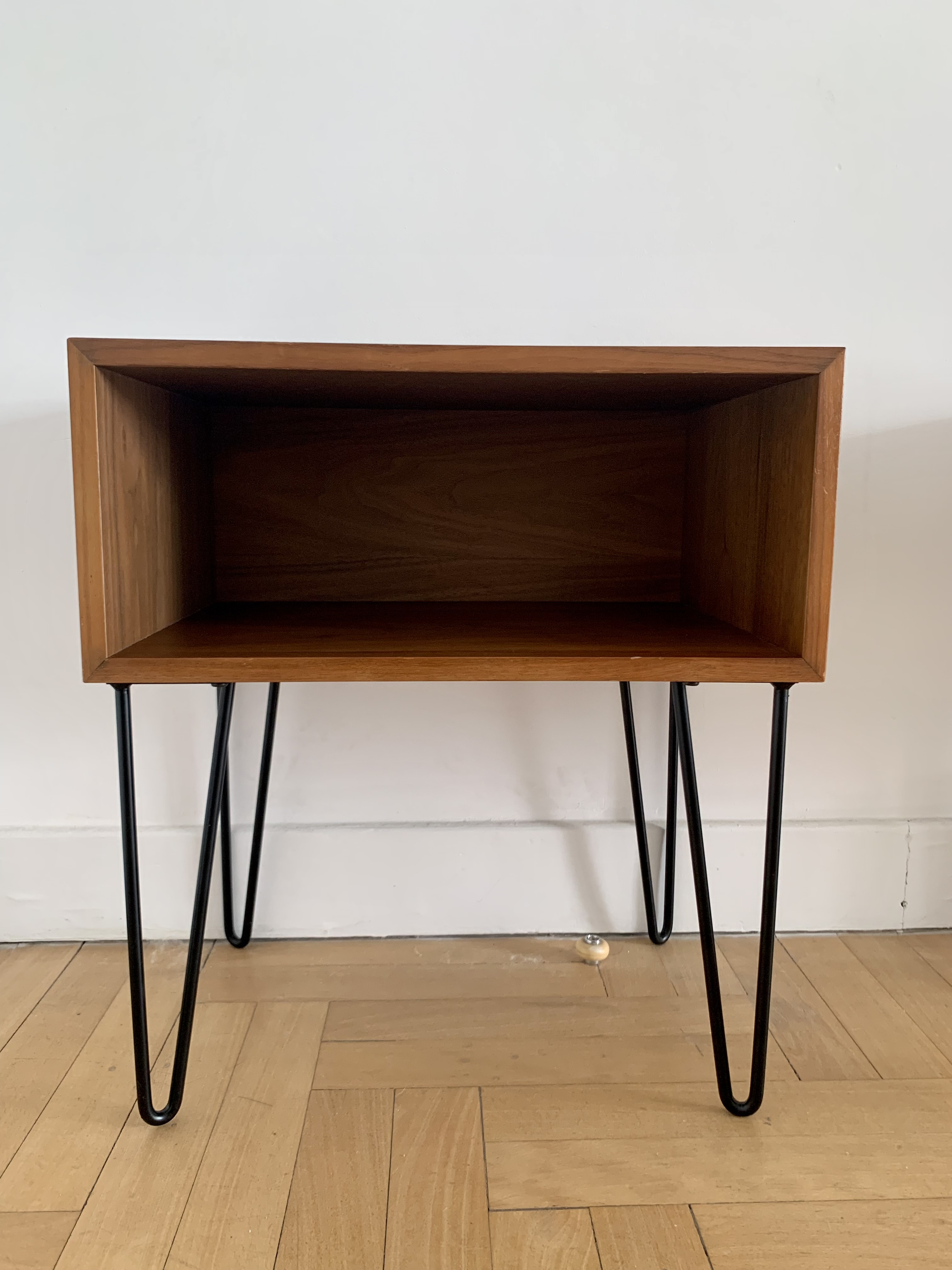 Lot 2 tables de chevet bois noyer fer forg� 110 Nice (06)