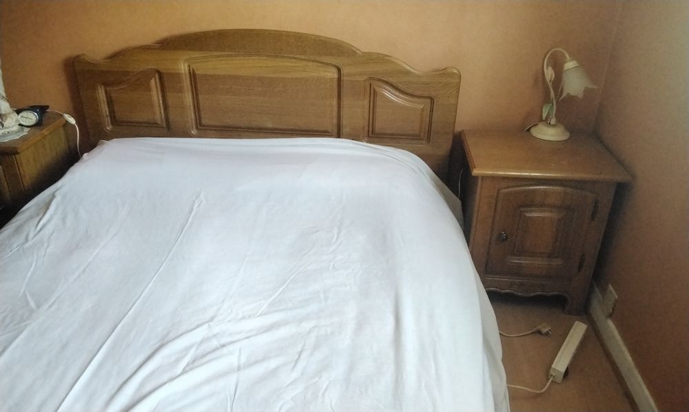 Lit + 2 tables de chevet
170 Rosoy-le-Vieil (45)