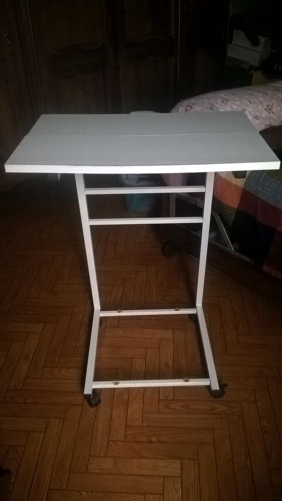Tablette de lit/d' appoint � roulettes. 10 Flers-en-Escrebieux (59)