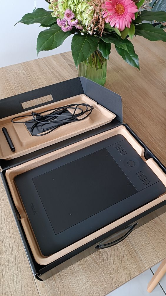 Tablette graphique NEUVE - Intuos Pro S de Wacom 140 Ch�lons-en-Champagne (51)