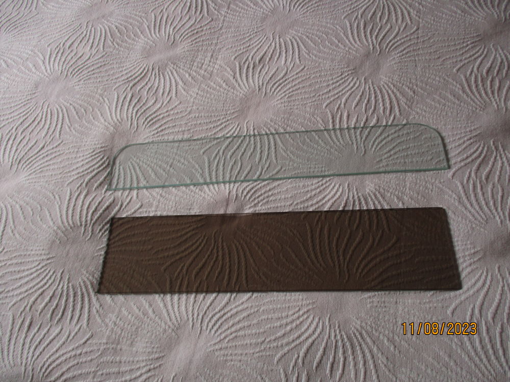 LOT de 2 tablettes en verre ,pour salle de bain 5 Fl�ac (16)