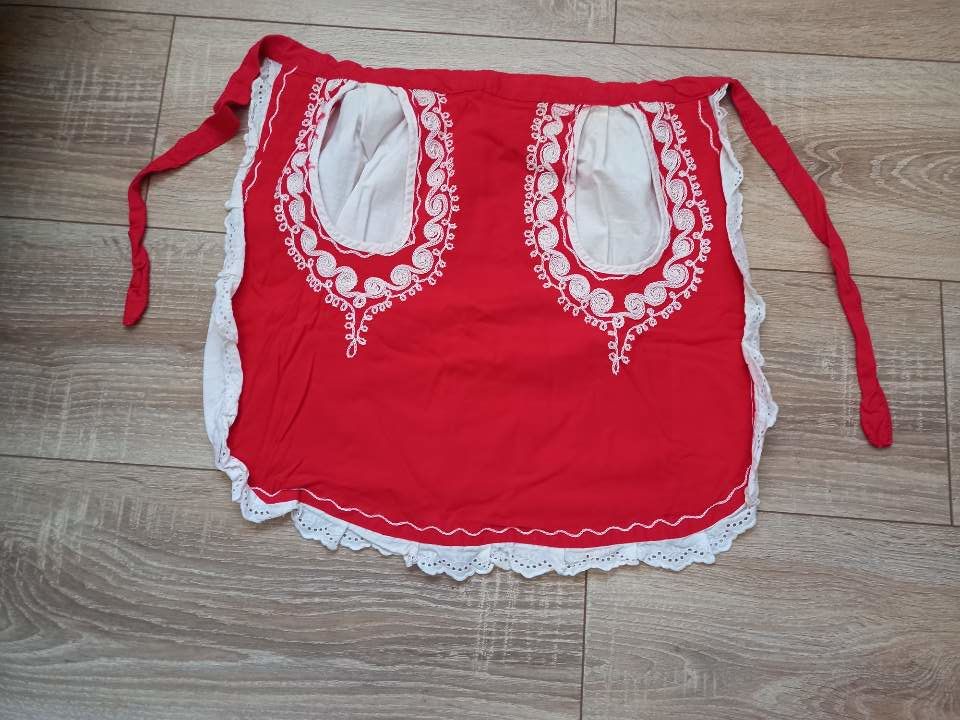 Tablier rouge et blanc folklorique vintage 20 Villiers (86)