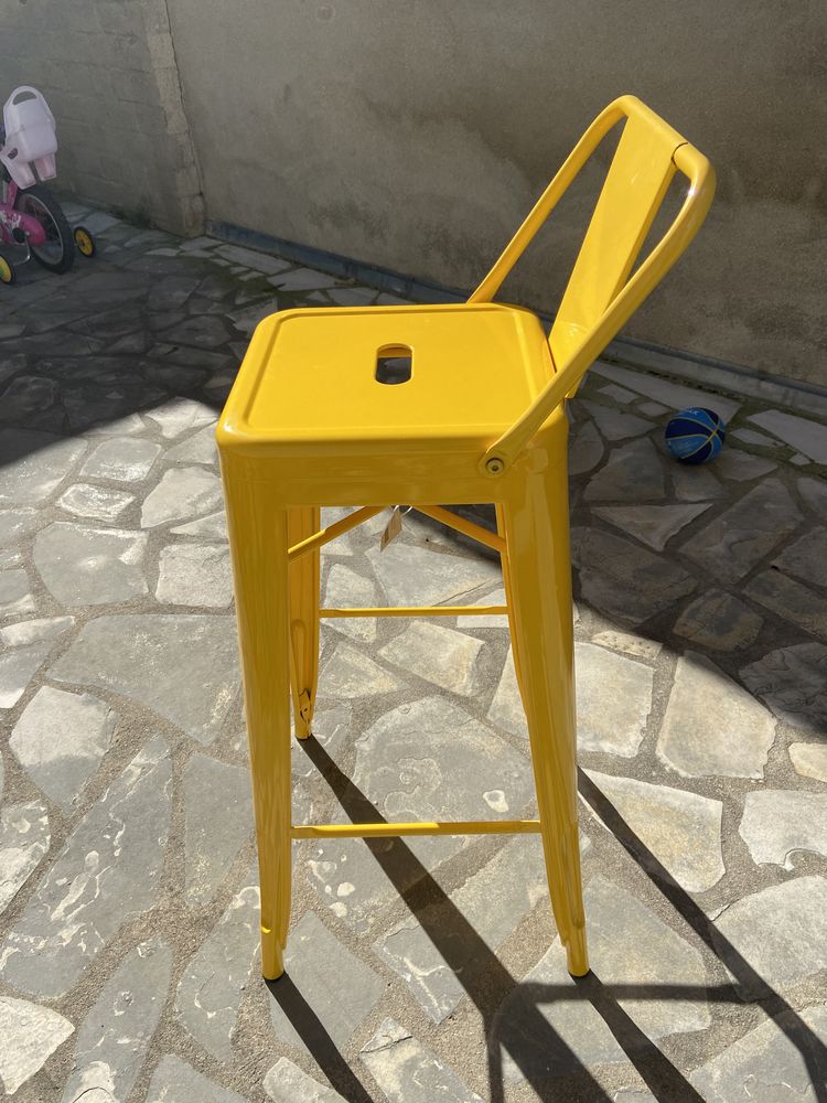 Tabouret LIX de chez SKLUM 76 cm avec dossier .
700 Champigny-sur-Marne (94)