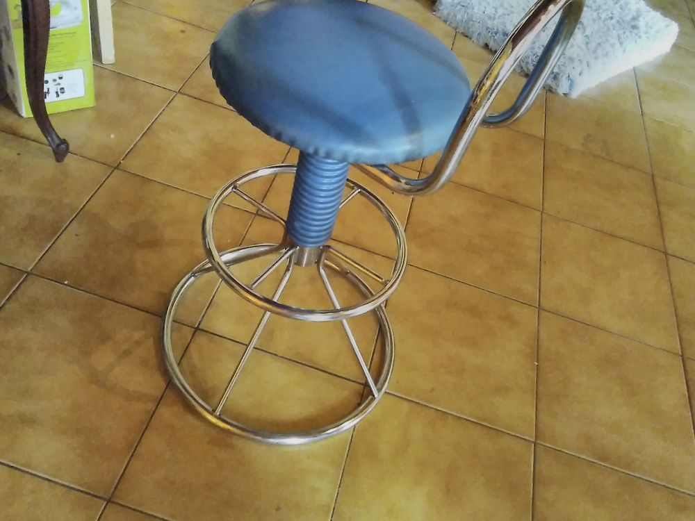 Tabouret moderne 20 Saint-Bonnet-sur-Gironde (17)