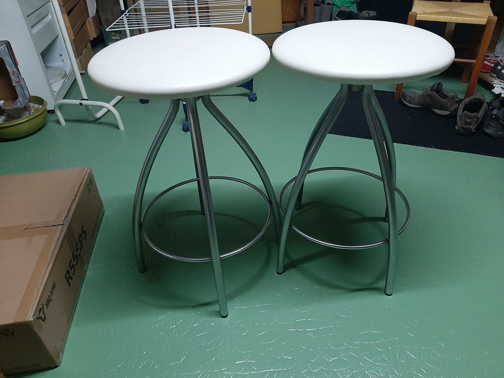 Tabourets de bar blancs en m�tal 60 La Fert�-Bernard (72)