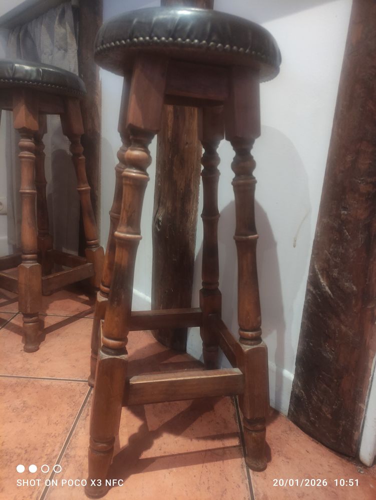 2 Tabourets pour Bar bois dessus simili cuir clout� 60 Saverdun (09)