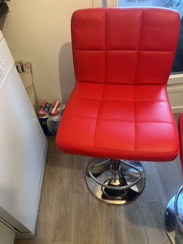 Tabourets rouges 25 Choisy-le-Roi (94)