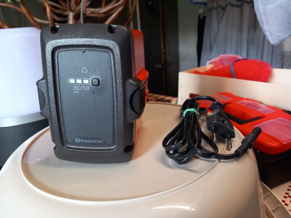 Taille haie telescopique � batterie. 260 Le Faou�t (56)