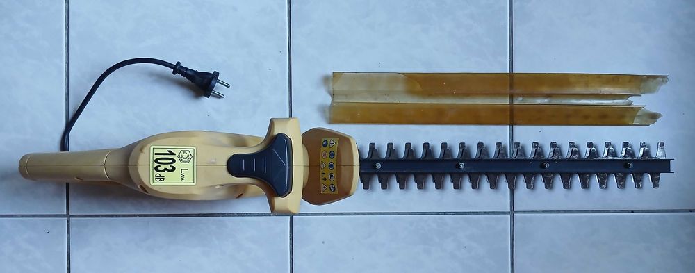 Taille haies �lectrique. 15 Troyes (10)