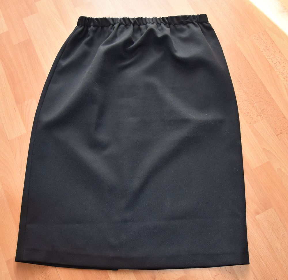 Taille 42. JUPE noire. Taille 42. Tr�s bon �tat. 4 Gujan-Mestras (33)