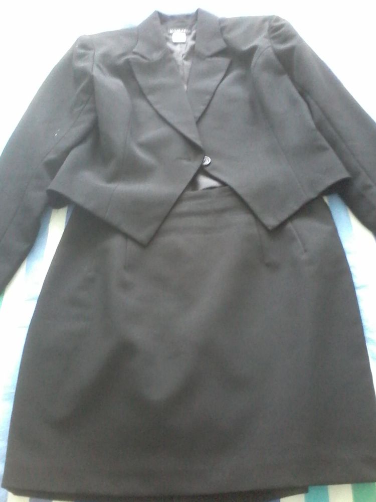 Tailleur  chic  la veste et la mini  jupe de marque 30 Tourcoing (59)