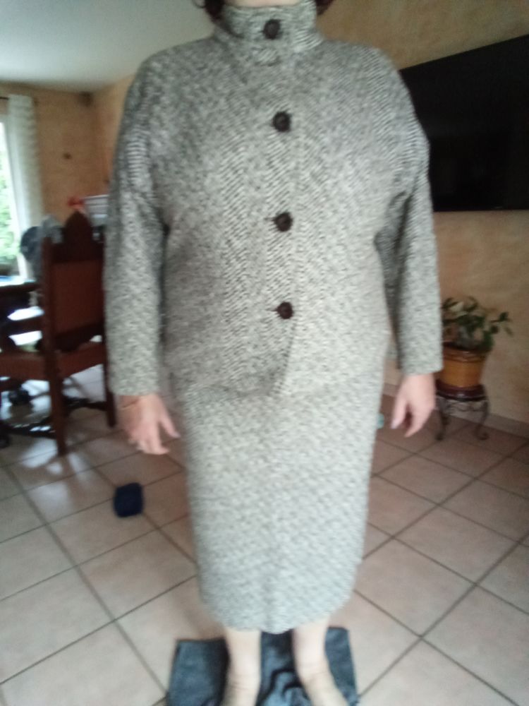 Tailleur fa�on Chanel. 100 Fr�jus (83)