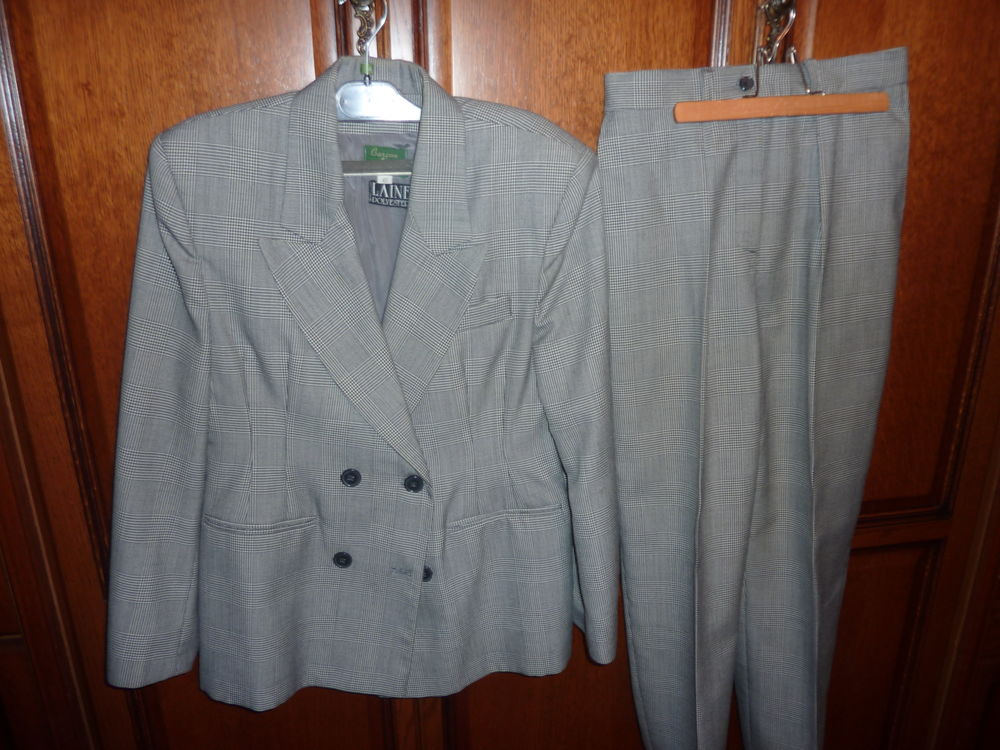 TAILLEUR PANTALON-VESTE FEMME
20 Vourles (69)