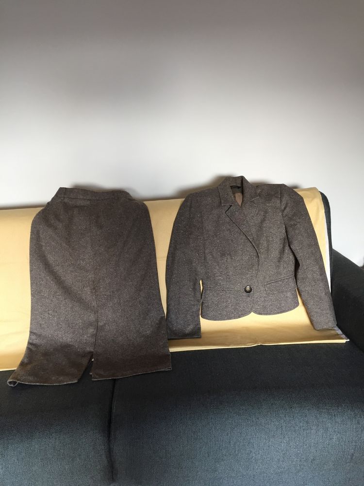 Tailleur. 2 pi�ces couleur chocolat marque Caroll. Taille 38 35 Paris 19 (75)