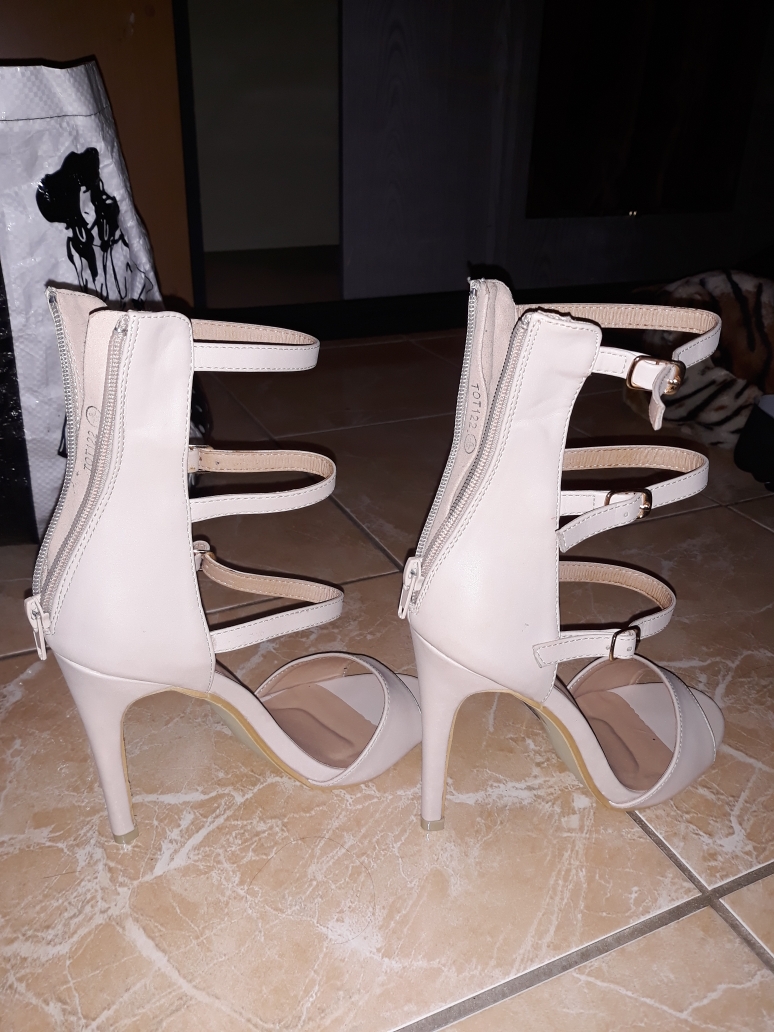 Talons aiguilles beiges � lanieres 25 Chaumont (52)