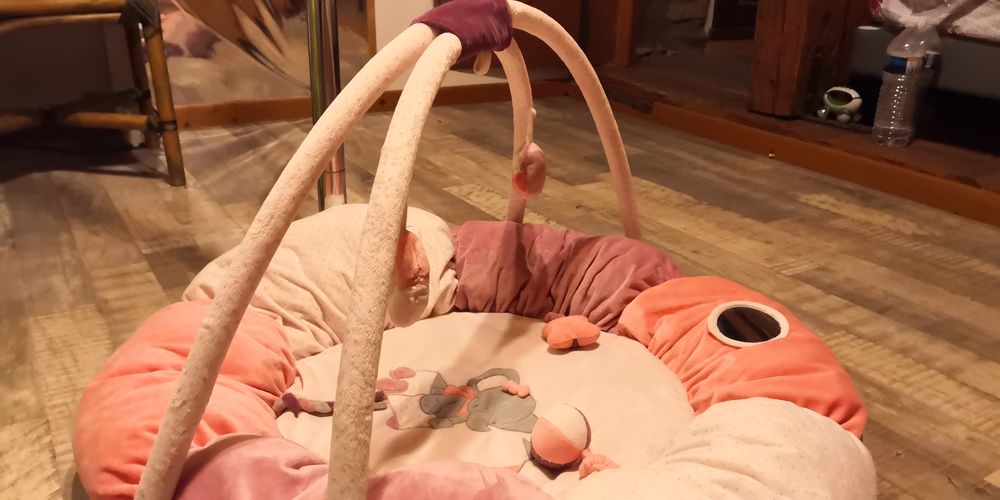 Tapis d'�veil pouf avec arches amovibles 35 La Roche-des-Arnauds (05)