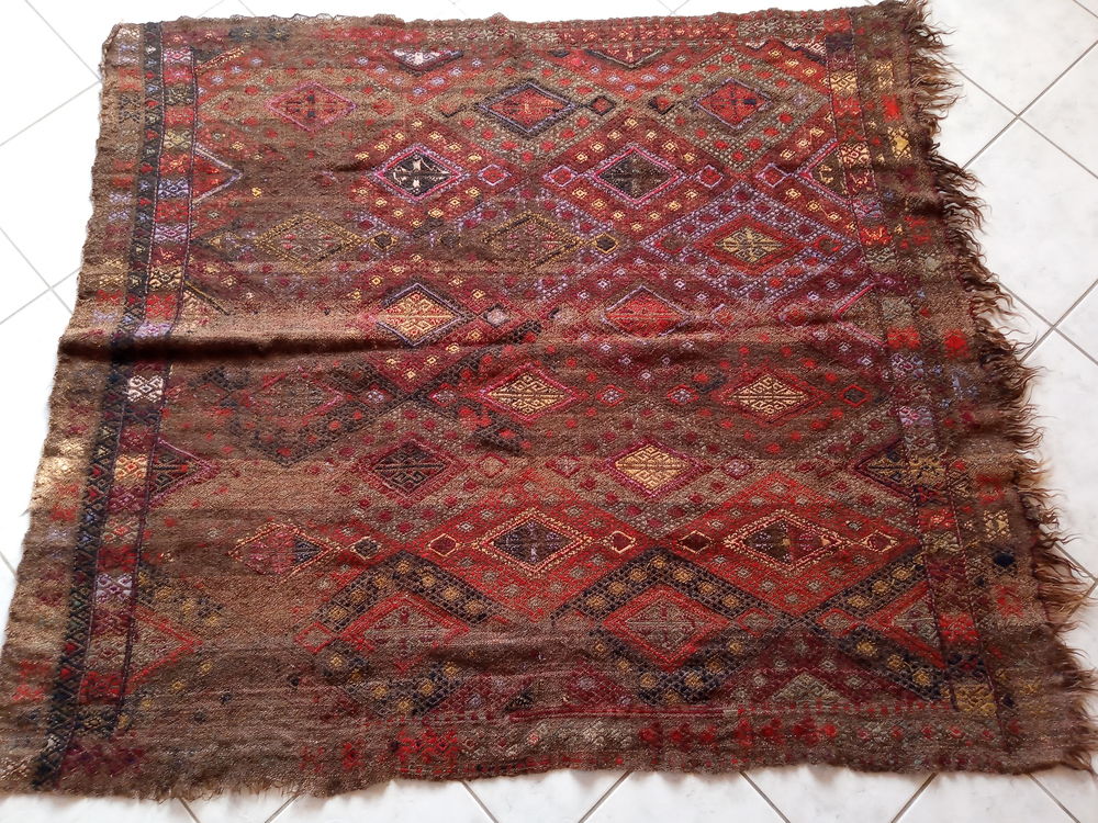 Tapis kurde tissage brod�,
153 cm x 135 cm 30 Hersin-Coupigny (62)
