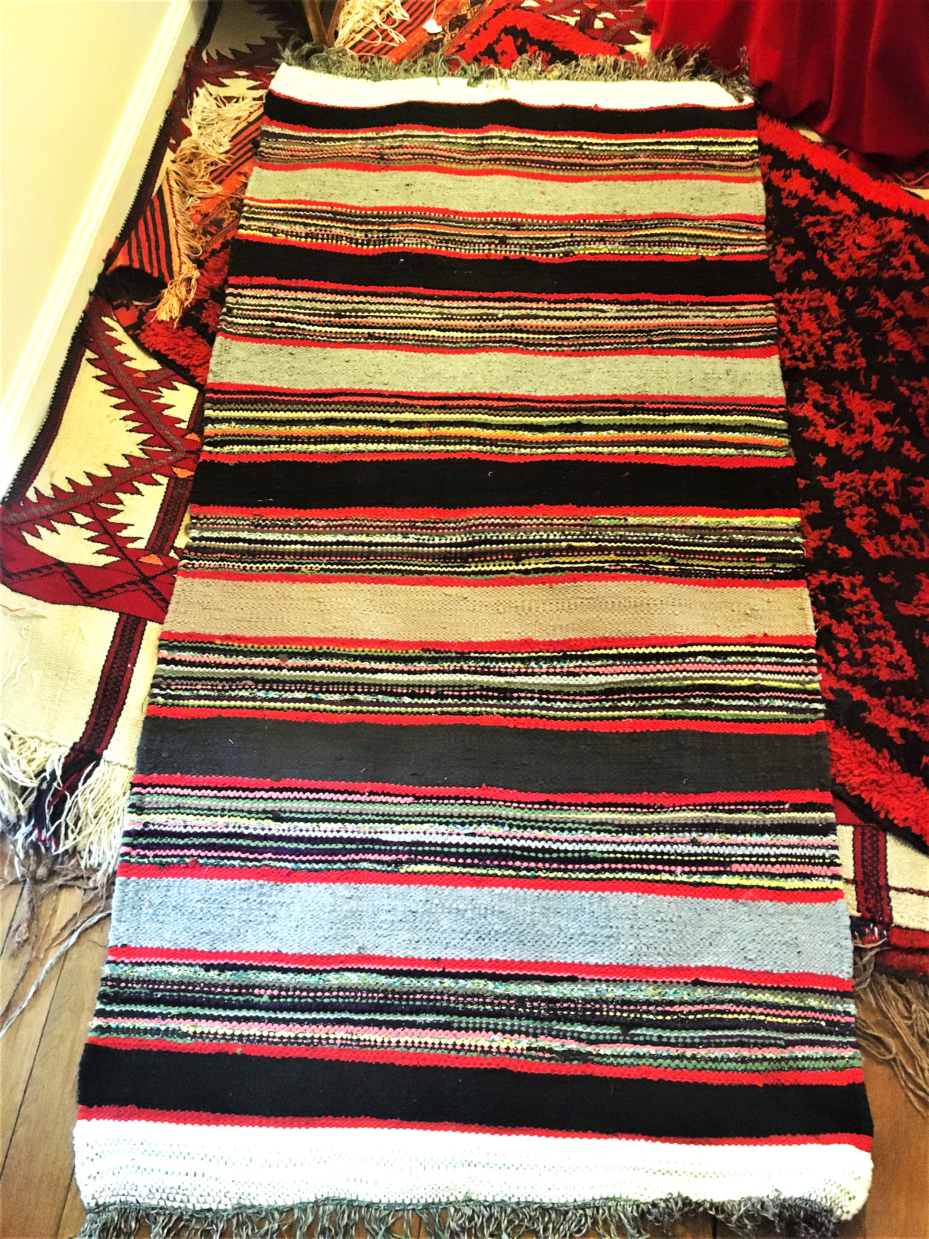 Tapis en laine et coton multicolore. 60 Paris 17 (75)