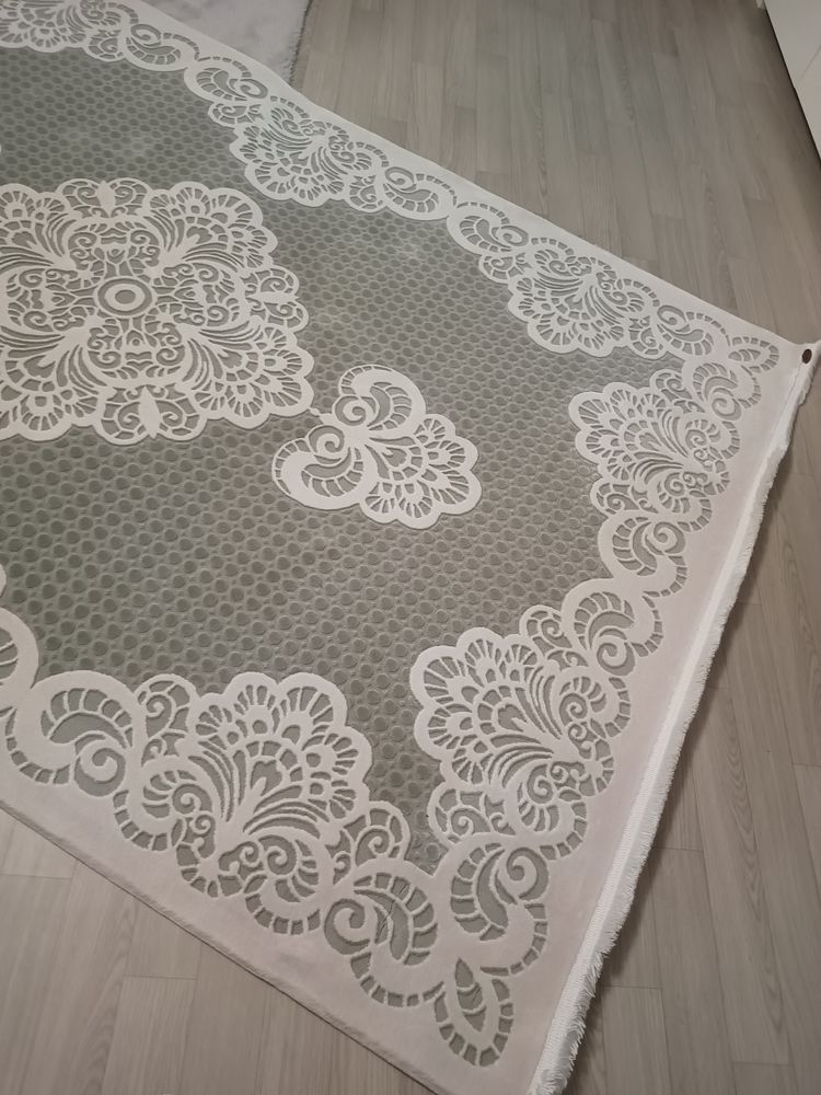 Tapis en laine gris et blanc cass�. Quasiment neuf 160/230 c 127 Metz (57)