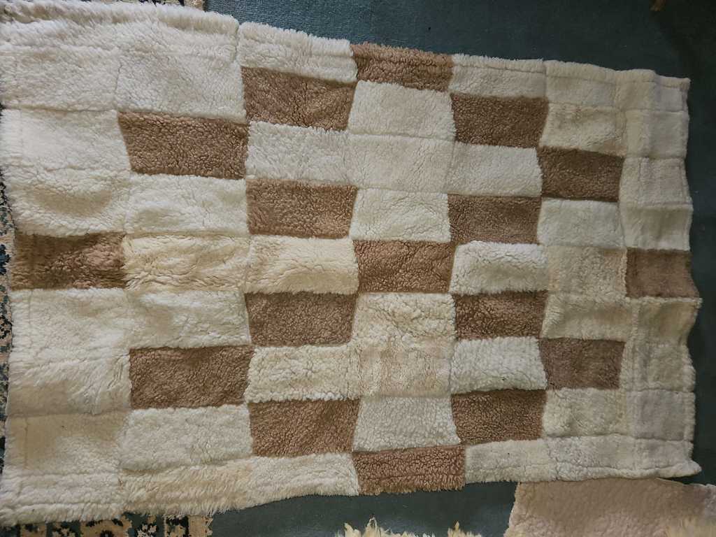 Tapis en laine de mouton � carreaux blanc et beige 25 Lambrey (70)