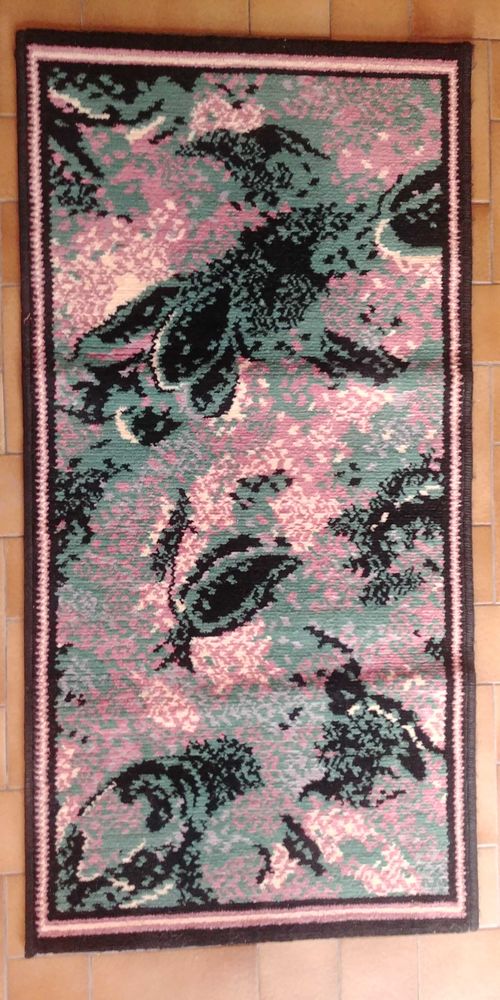 Tapis Neuf Beige/ Rose/ Bleu Largeur 50cm Longueur 1m10 � 13� A venir chercher sur place, j'accepte que du liquide. 13 Saint-M�dard-en-Jalles (33)