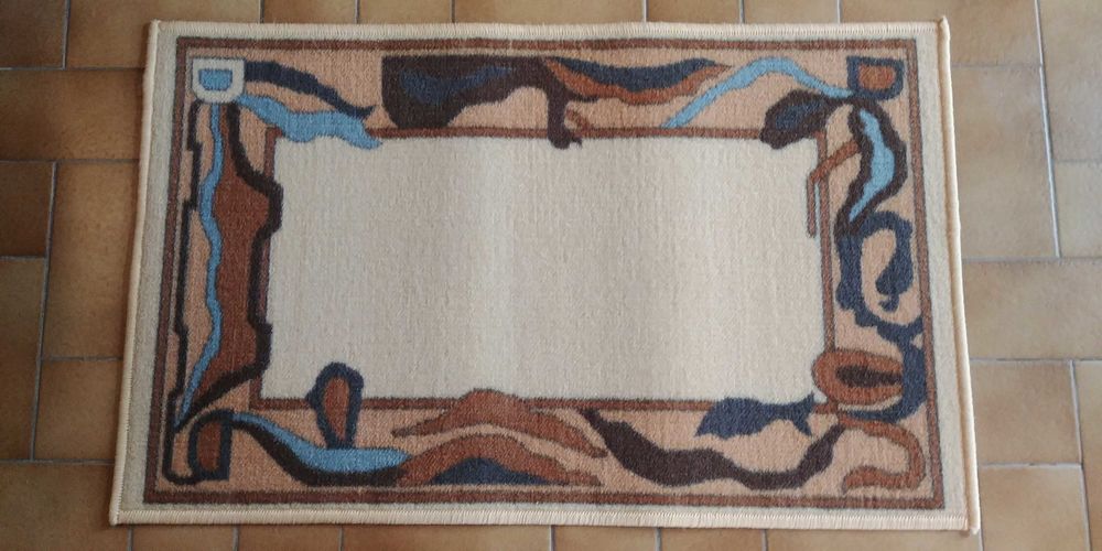Tapis Neuf Beige/ Marron/ Bleu Largeur 50cm Longueur 80cm � 13� A venir chercher sur place j'accepte que du liquide. 13 Saint-M�dard-en-Jalles (33)