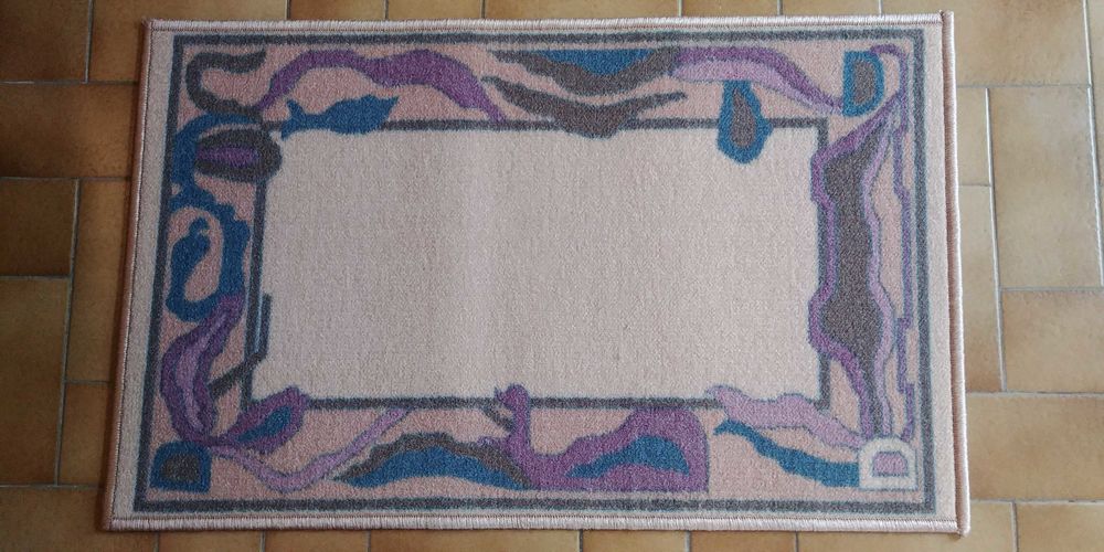 Tapis Neuf couleur Beige/ Rose/ Bleu Largeur : 50cm Longueur: 80cm A venir chercher sur place, j'accepte que du liquide. 12 Saint-M�dard-en-Jalles (33)