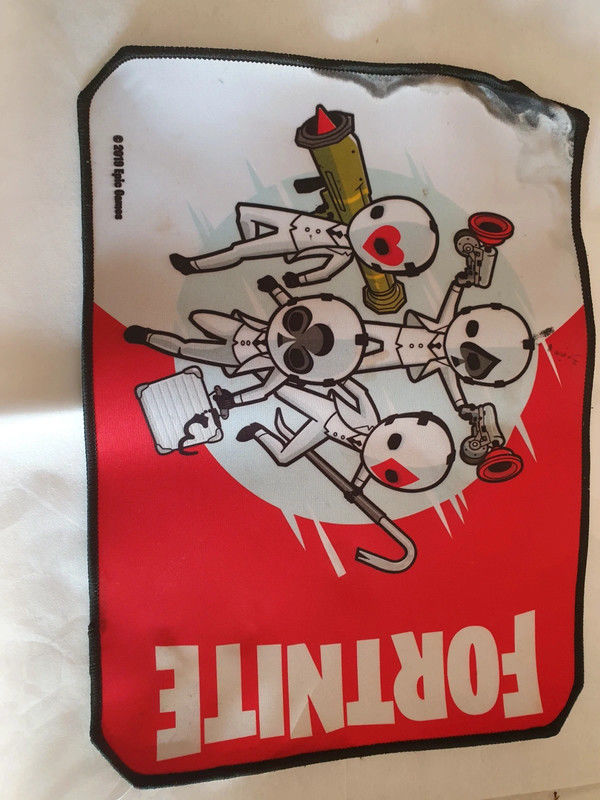 Tapis de souris fortnite 
1 Aubvillers (80)