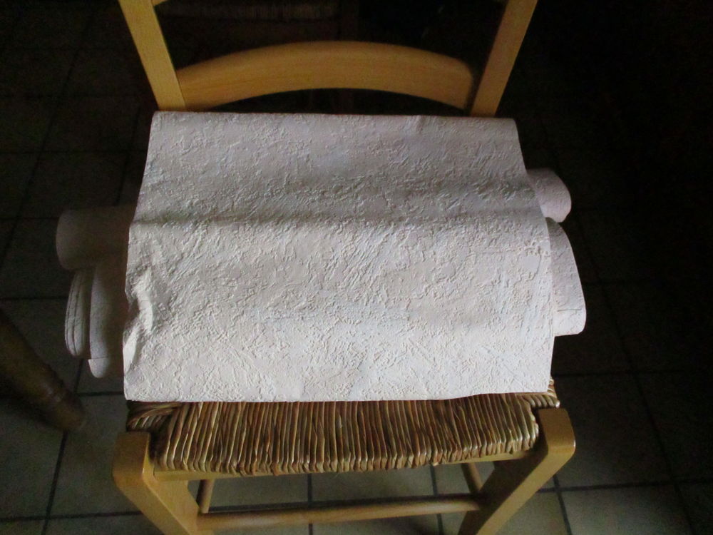 Tapisserie l�g�rement gaufr� rose et autres 0 M�rignies (59)