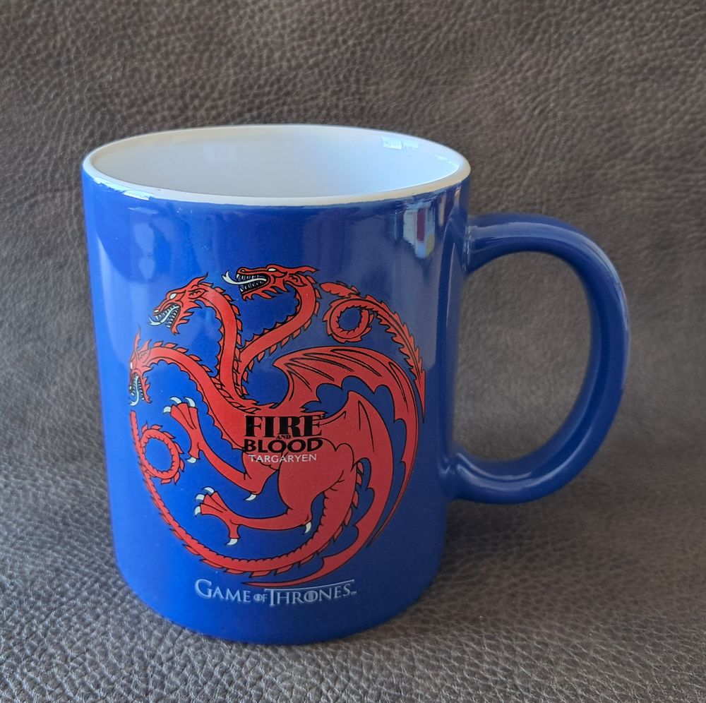 tasse mug en c�ramique 
bleu et rouge 
game of thrones 5 Carnon Plage (34)