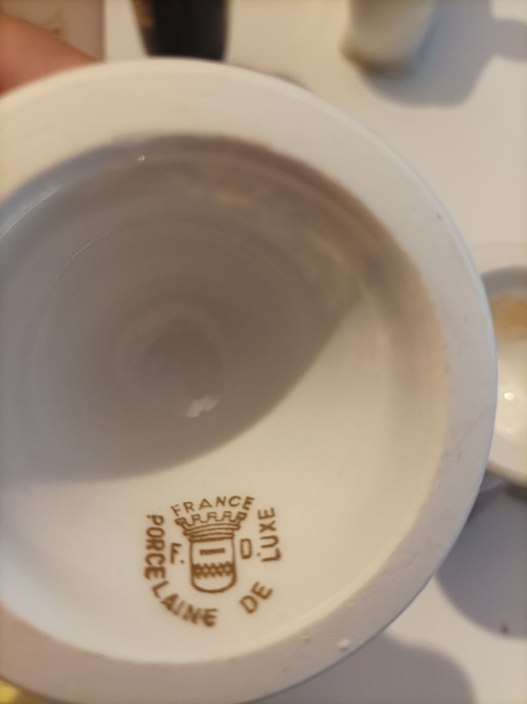 Tasse en porcelaine blanche de France 0 Issoire (63)