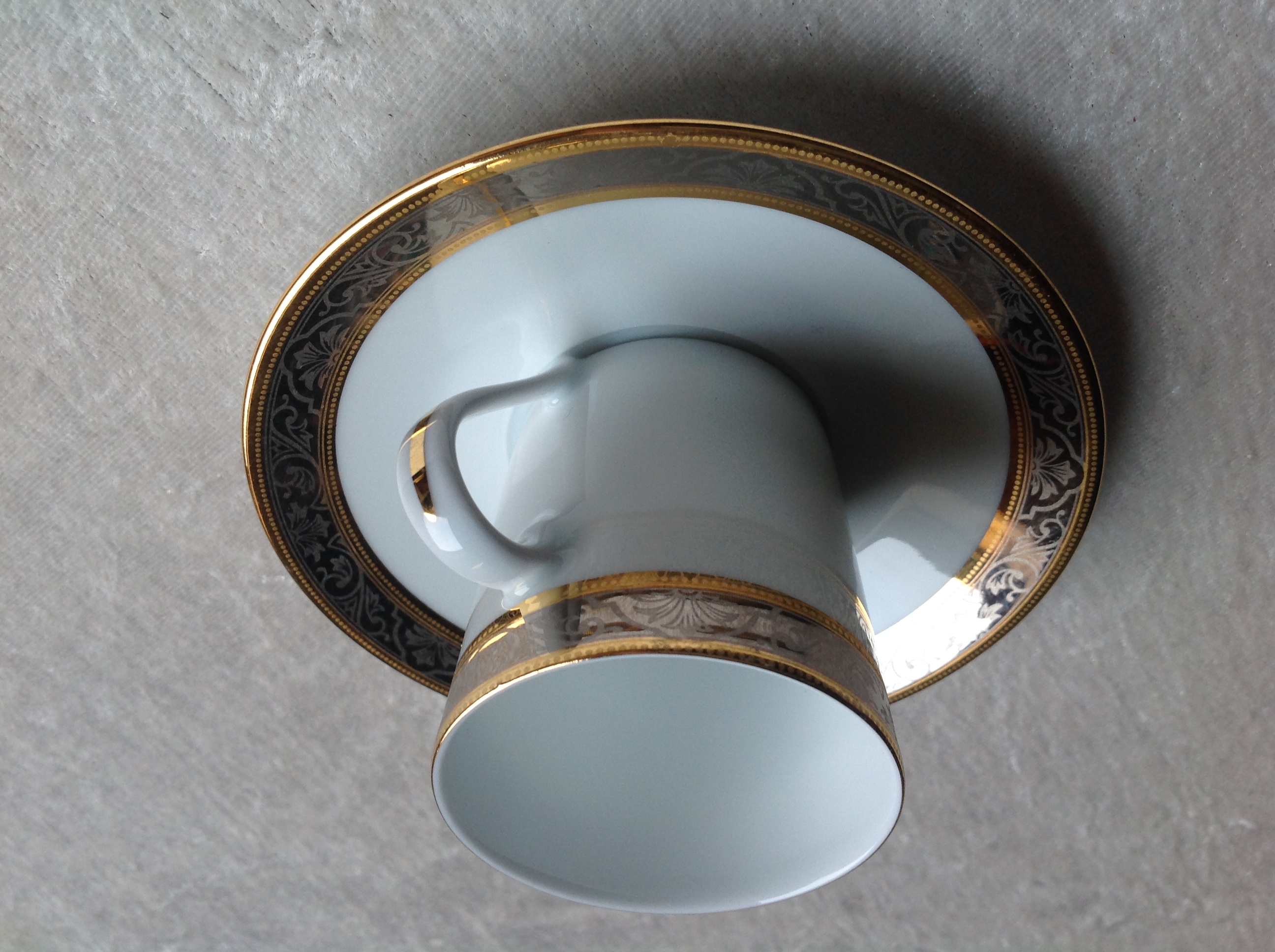 TASSE S/TASSE ANCIENNE EN PORCELAINE DE SOLOGNE Envoi Possib 20 Tr�gunc (29)